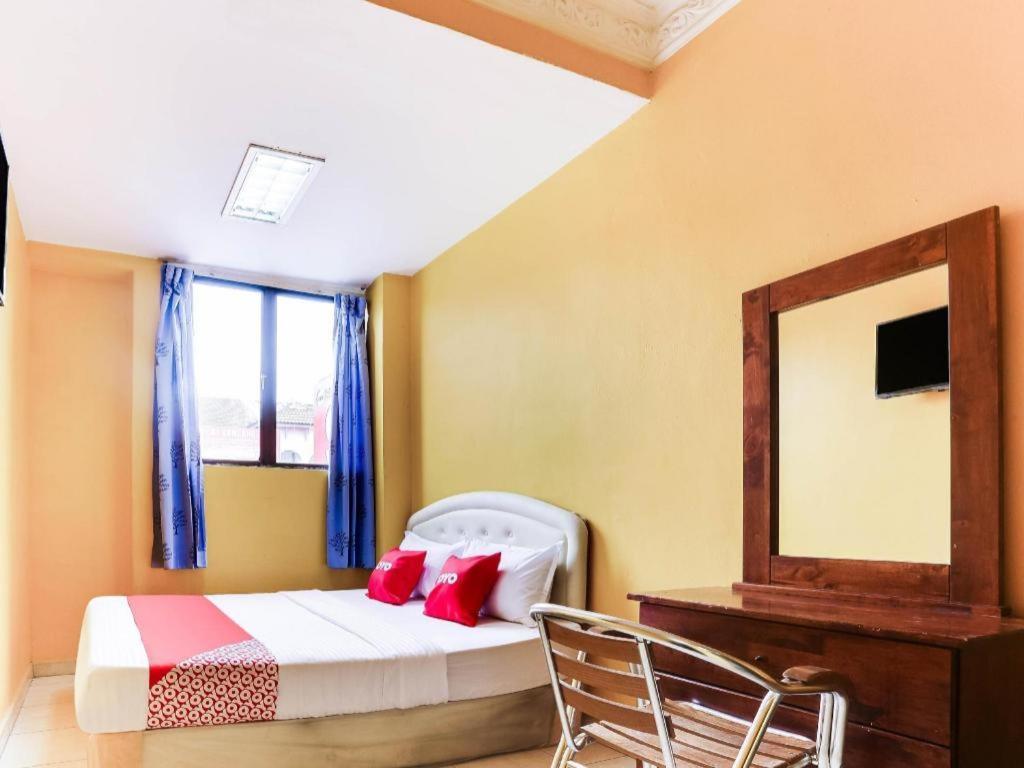 Oyo 89406 Lucky Budget Hotel Nilai Exterior foto
